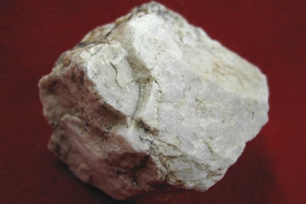 雷蒙磨粉機(jī)：鉀長(zhǎng)石加工的高效設(shè)備